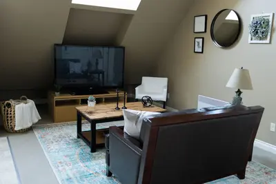 Image de Quiet, cozy 1 bedroom suite, w/ separate entrance. Now with A/C!