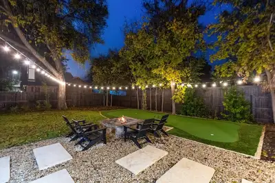 Image de Stylish. 2 Blk to Main. PuttPutt. Hottub. Fenced yard