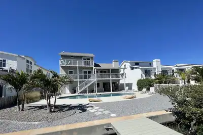 Image de Beautiful waterfront home. 8 min walk to the beach and restaurants private pool.