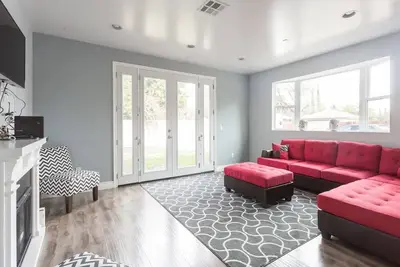Image de Lake Balboa Modern Glam Charmer