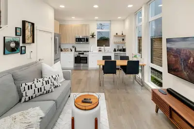 Image de Perch - Metro Malden: Stylish & cozy home w/ rooftop, space needle view