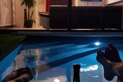 Image de Charmant logement avec piscine et jacuzzi.