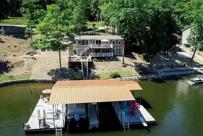 Image de Lakefront Home in no wake cove.