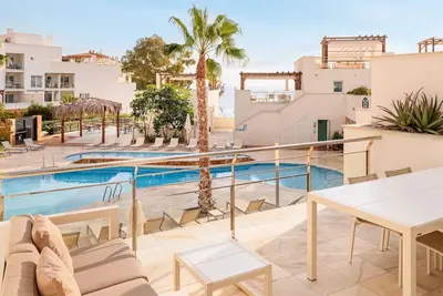 Image de Appartement moderne avec vue sur la piscine ou la cour
