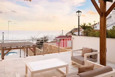 Image de Appartement moderne avec vue latérale sur la mer et 2 salles de bains