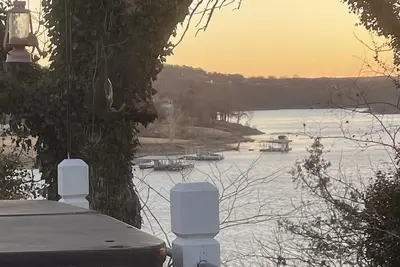 Image de House with Lakeview & Hot Tub