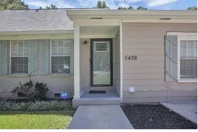Image de Close to everything. Family style home.