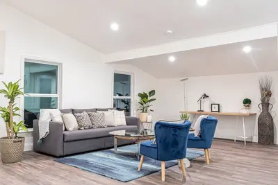 Image de Spacious Serenity: Your Convenient Retreat & Roomy Heaven