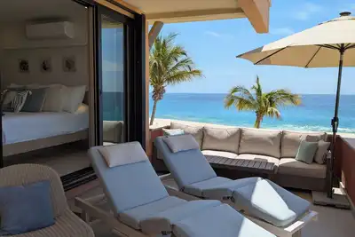 Image de Luxury 2br Beachfront Condo with Incredible Ocean Views at Zoetry Casa Del Mar.