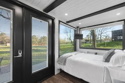 Image de Smoke Shack-2 mins to Lake Conroe! Rooftop deck, Heated Pool, Fire Pit