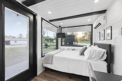 Image de Low N' Slow -2 mins to Lake Conroe! Rooftop deck, Heated Pool, Fire Pit