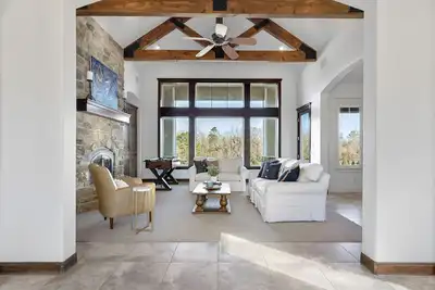 Image de Luxury home 2 mins to Lake Conroe! Heated Pool, Stocked Ponds, Cute Pygmy Goats
