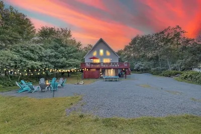 Image de \"Pocono Antilia\" 7 Br Chalet Sleep 18 w\/Hot Tub, Sauna & Game Room
