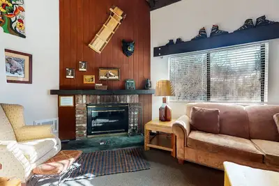 Image de La Vista Blanc 44 Cozy Mountain Home with Fireplace, Close to Meadow and Creek by RedAwning