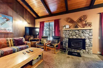 Image de Horizons 4 186 Centrally Located, Spacious Mammoth Home with Cozy Fireplace by RedAwning