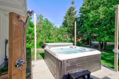 Image de This house is a 3 bedroom(s), 2 bathrooms, located in South Haven, Mi.