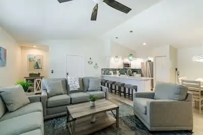 Image de Esxape to Paradise! Beachside retreat with shared pool spa. 5 min walk to beach!
