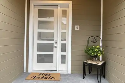 Image de New 1 br Condo w/Attached Garage at The Village at Grand Traverse Commons!