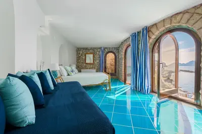 Image de Enchanting panoramic suite a few steps from the sea in Sorrento Peninsula