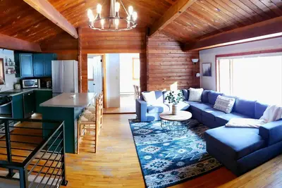 Image de Cozy Log Cabin, 5 Min to Ski, Great for Groups, Oversized Deck, Dog-friendly