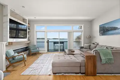 Image de The Eastside ~ Modern Coastal Getaway w/ Pool, Private Beach, Sauna and Dock