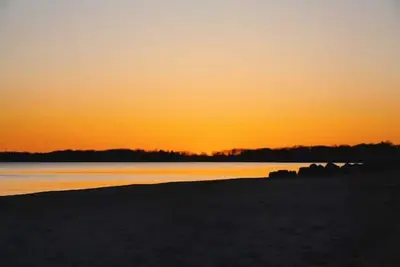 Image de Stoweaway cozy lake view rental. Located steps away from the water