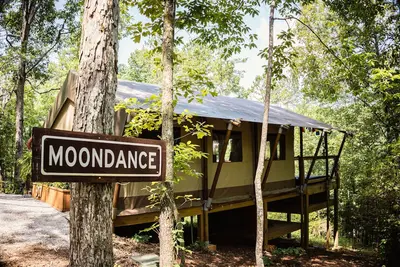 Image de One Bedroom Luxury Glamp, deck, private Hot Tub at The Destination Resort