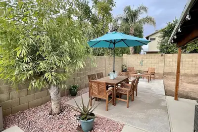 Cactus Oasis -Cheerful 3 bedroom family home with heated pool.
