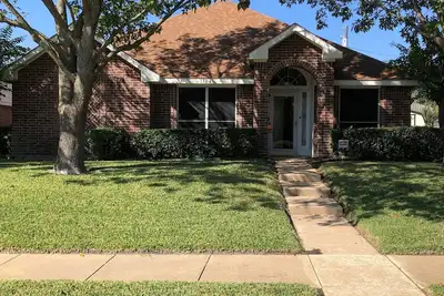 Image de Cozy 3 Bedroom - 2 Bathroom home w/ enclosed patio