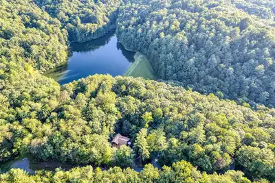 Image de SpringSpecials! -KingBed-HotTub-GameRm-FirePit-PrivateFishing-Hiking-ComPool