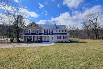 Image de The River House: stone section built in 1790, borders the scenic Juniata River!