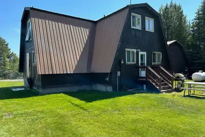 Image de Hole In 1 is a cozy cabin just 25 mins from Ynp with Ac and is golf course front