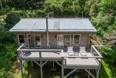 Image de Touch of Grey - Riverfront home, pet friendly, near Boone and West Jefferson