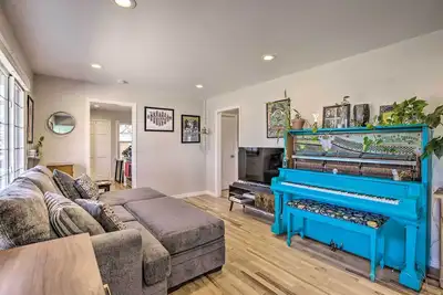 Image de Centrally Located Aurora Home w\/ Covered Patio