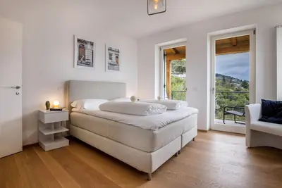 Image de Appartement \"Residence La Villa Cristallo\" avec vue sur le lac, piscine, balcon et Wi-Fi