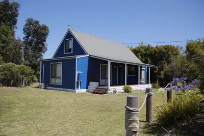 Image de Golden Beachhouse - 5 mins from 90mile beach and shops