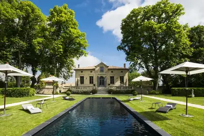Image de Chartreuse du XIXème siècle avec piscine chauffée et spa