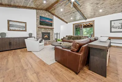 Image de New Hot Tub! 5 Star Luxury Cabin Close to Lake, Slopes, & Village!