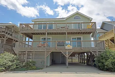 Image de N2102-4 BRs home directly across from the beach, 2 master suites! Great views!