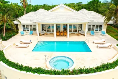Image de Turtle Beach: New Luxe Villa w/Pool, Spa, & Backyard Beach; Kayak Provided!