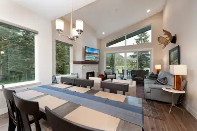 Image de Townhome across from Purg- Hot Tub, Fire Pit, Arcade Game - Views/Shuttle