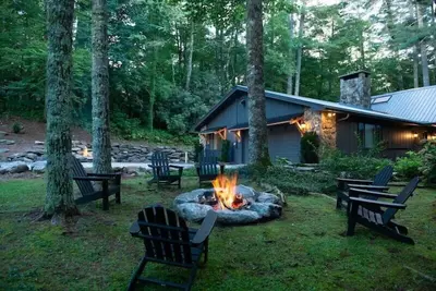 Nestle Inn -2 night min. luxury industrial farmhouse style. Close to Main St.