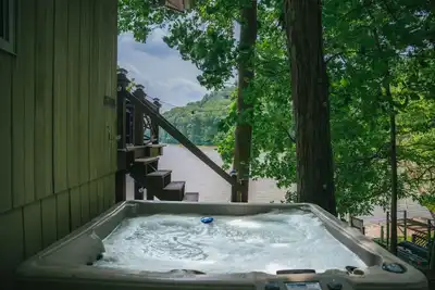 Image de Lakefront  Hot tub. Amazing views. 35 min to Indy