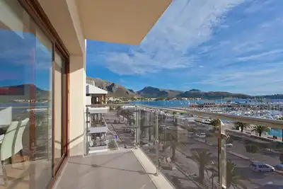 Image de Seafront Penthouse Marina Apartment