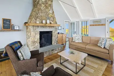 Image de Stunning & Private 6bd+ Oceanfront Complex--Amazing Views, A/C, Hot Tub, Walk to Coast Guard Beach