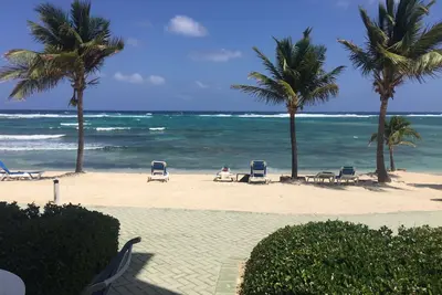 Image de Executive Villa 2 Master Suites both with Beach Views 10 Steps To The Beach
