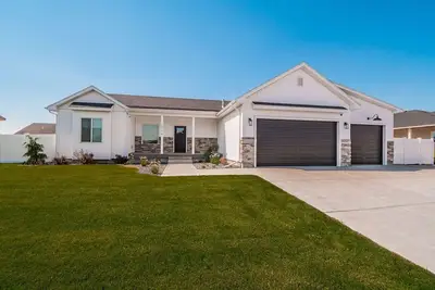 Image de 6 bed 3 bath home ~ sleeps 20! w/ game room, fireplace, hot tub & playground.