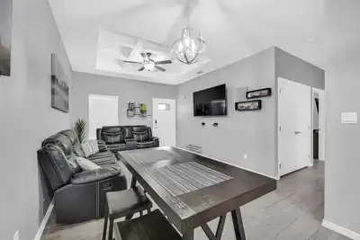 Image de Modern Mid Valley 2bd Apartment