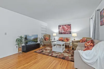 Image de Spacious Home- Centrally located near St. Paul