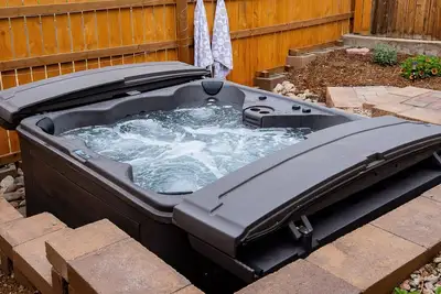 Image de Near Downtown« Hot Tub┃Firepit┃Fenced Yard
